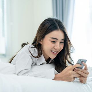 girl sexting in bed