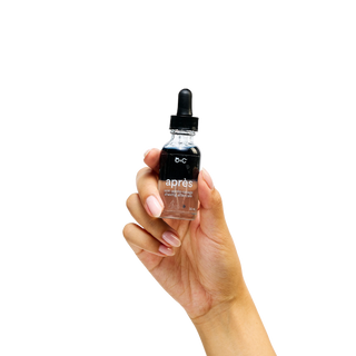 hand holding Après peach and cream after shave